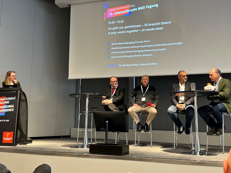 Podiumsdiskussion mit Dr. Christine Lötters (links) auf der Hannover Messe 2024